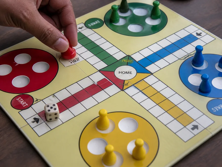 Ludo AI game with strength settings, hints, undo, and replay